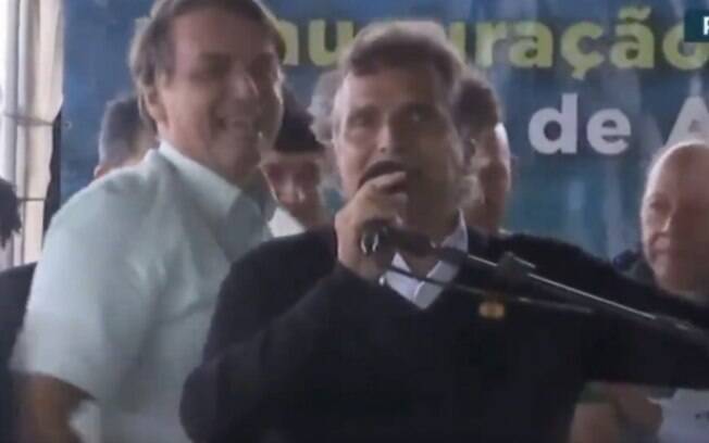 Nelson Piquet sobe em palanque com Bolsonaro e ataca TV Globo
