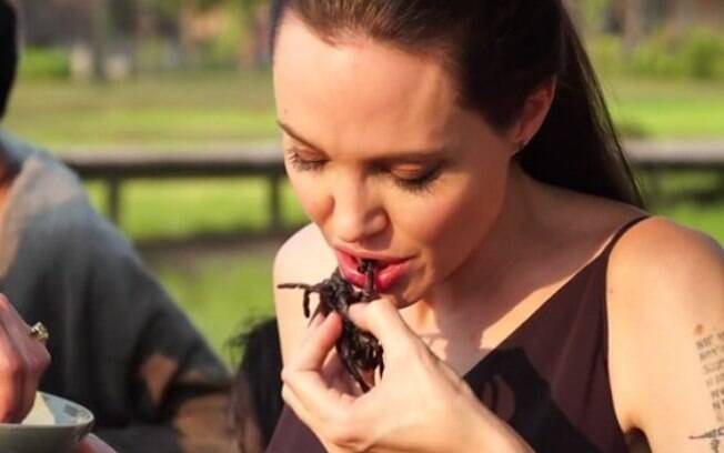 Angelina Jolie come insetos