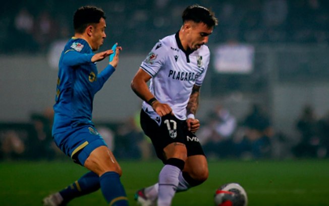 Jogadores de Porto e Vitória de Guimarães em disputa de bola na Taça de Portugal - Foto: Divulgação / Vitoria SC