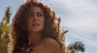 Juliana%20Paes%20posa%20com%20vestido%20transparente%20e%20web%20reage