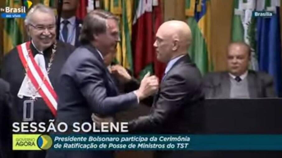 Bolsonaro cumprimenta Alexandre de Moraes em evento no TST 