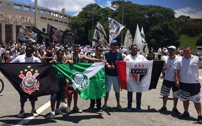 Torcidas organizadas de São Paulo se reuniram no Pacaembu em homenagem à Chapecoense