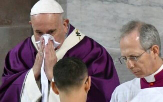 Papa Francisco esteve resfriado, mas teste de coronavírus deu negativo