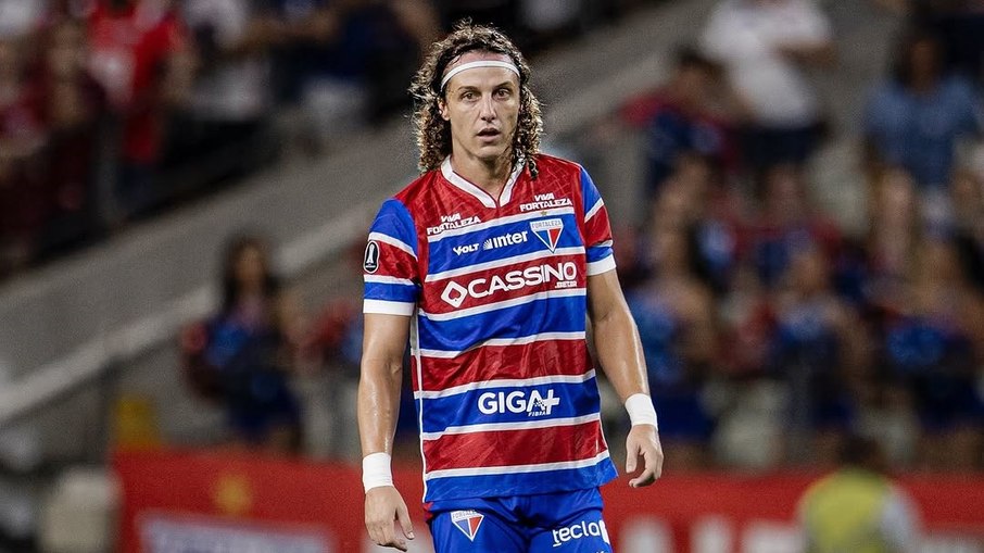 David Luiz discute com torcida do Fortaleza em desembarque