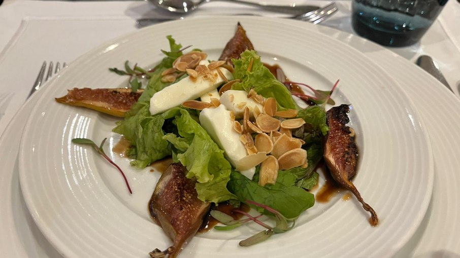 Salada de folhas com mozzarella de búfala, amêndoas e figos ao balsâmico trazendo frescor, crocância e equilíbrio entre o doce e o ácido