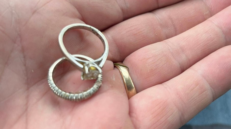 Anéis de Jeannine Van Ysseldyk, encontrados em aterro sanitário