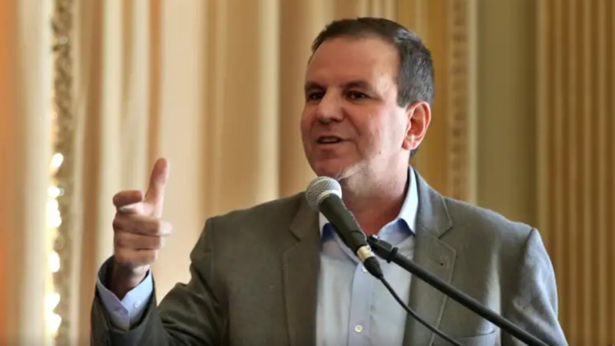 Paes chega a 55% no primeiro cenário e abre larga vantagem na disputa pelo governo do Rio Paes chega a 55% no primeiro cenário e abre larga vantagem na disputa pelo governo do Rio