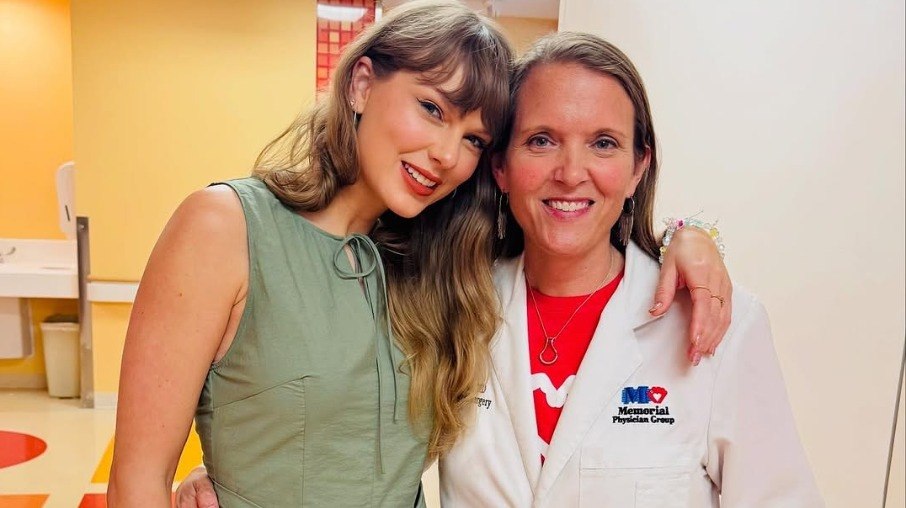 Taylor Swift posa com profissional da saúde Taylor Swift posa com profissional da saúde