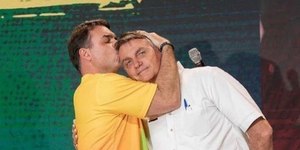 Flávio Bolsonaro anuncia apoio do pai para disputar a Presidência