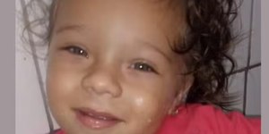 Mãe e madrasta são condenadas a 50 anos por matar criança