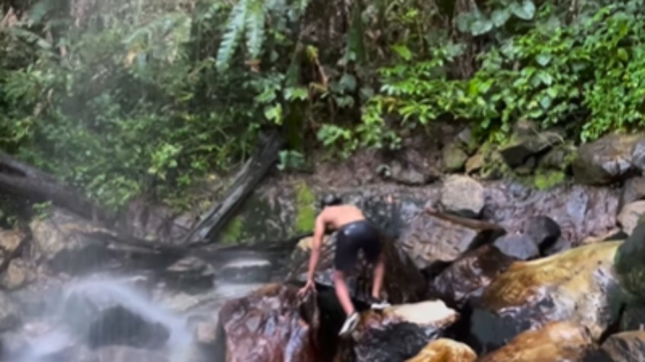 Cachoeira muda de direção e 