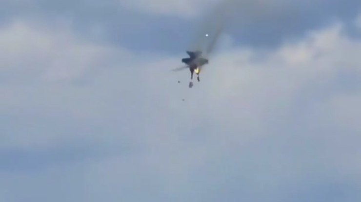 VÍDEO: batida entre jatos interrompe show aéreo nos EUA