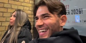 Após achar pai, jovem conhece irmãos pela primeira vez