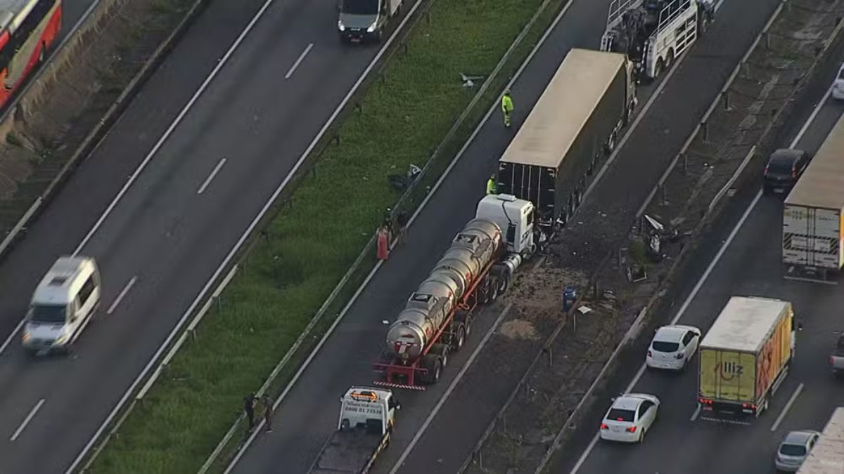 Carro foi imprensado entre dois caminhões