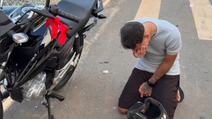 Gustavo Tubarão presenteia amigo que teve moto roubada
