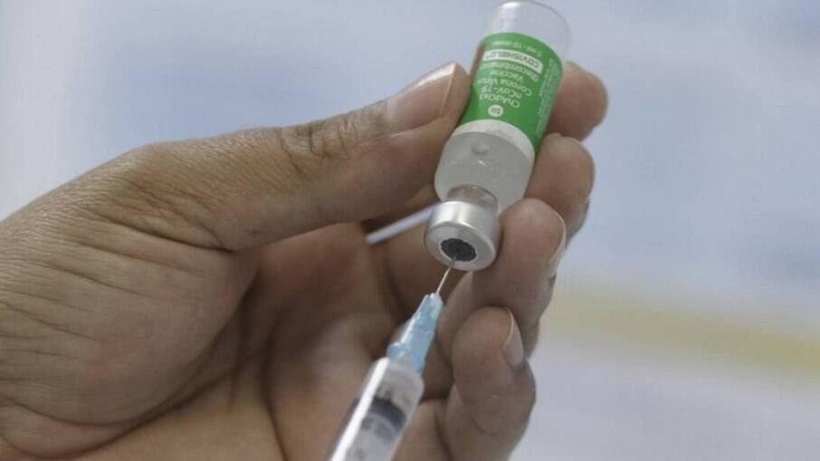 Lava Jato quer usar R$ 550 milhões para comprar vacina contra Covid-19. Na foto, dose da AstraZeneca/Oxford 