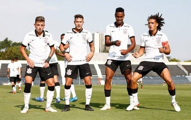 Corinthians goleia o São Bernardo e se garante nas quartas de final do Campeonato Paulista Sub-20