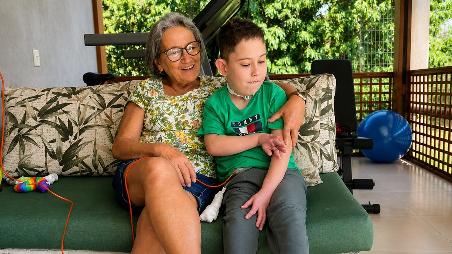 A dedicação de Dona Célia Bertolozzi com o neto Léo - rede de apoio para a filha