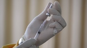 Nova vacina para a Ômicron é aprovada pela 1ª vez no mundo
