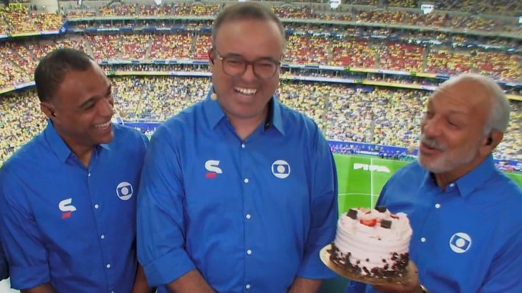 Comentarista da Globo ganha bolo ao vivo em transmissão da Copa