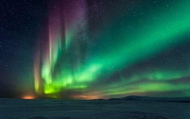 Auroras boreais e fenômeno STEVE surgem após tempestade solar forte