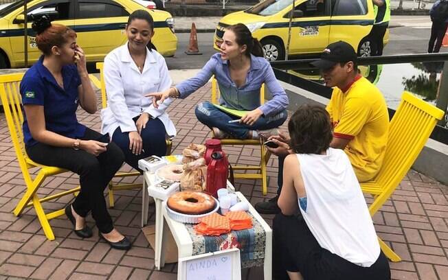 As atrizes de 'Segundo Sol' Letícia Colin e Luisa Arres foram ás ruas nessa sexta-feira (26) falar com eleitores