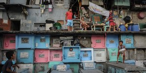 Conheça a cidade onde milhares de pessoas vivem no cemitério