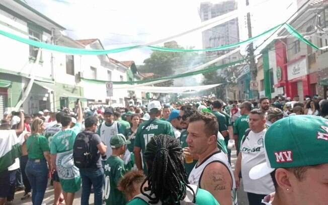 Torcedores do Palmeiras fecham ruas no entorno do Allianz Parque antes da final da Libertadores