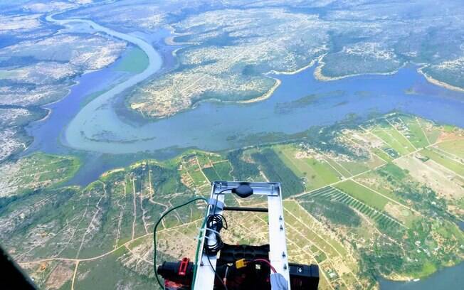 imagens aéreas do corpo de um rio