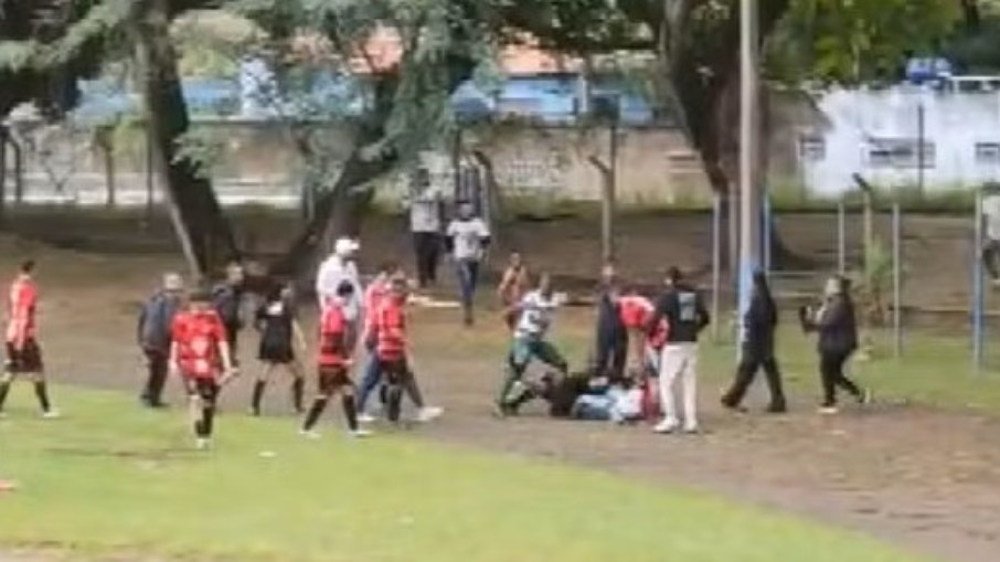 Jogadores e torcedores agridem arbitragem após jogo em Campinas (SP) Jogadores e torcedores agridem arbitragem após jogo em Campinas (SP)