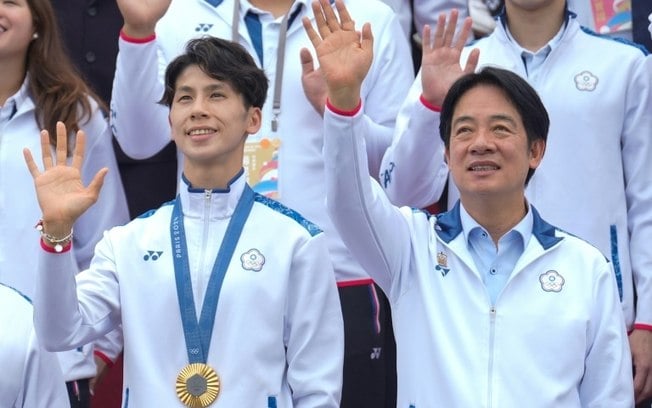 A boxeadora Lin Yu-ting (esquerda) com sua medalha de ouro em Paris-2024 no ato de homenagem com o presidente Ling Ching-te (direita), no palácio presidencial de Taipei, em 16 de agosto de 2024