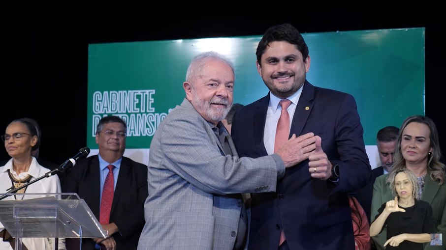 Juscelino Filho, do União Brasil, ao lado de Lula