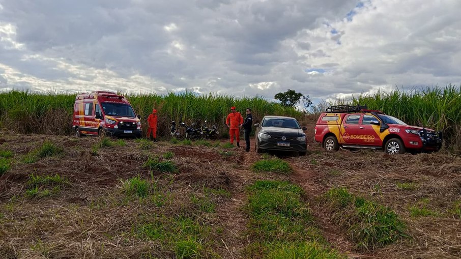 Bombeiros mergulharam em apneia e retiraram o jovem de uma profundidade de cerca de quatro metros Bombeiros mergulharam em apneia e retiraram o jovem de uma profundidade de cerca de quatro metros