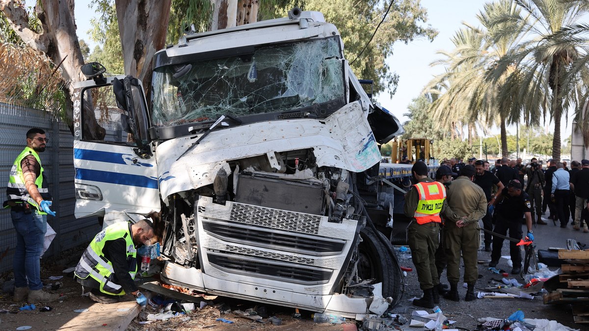 Um ônibus parou em um ponto para deixar passageiros e um caminhão avançou contra o veículo, diz polícia