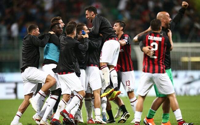 Jogadores do Milan comemoram vitória sobre a Roma