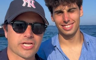 Nelsinho brinca com Bortoleto durante passeio de
barco: “Criança”