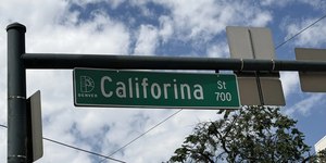 Placa com erro de digitação vira piada e precisa ser trocada