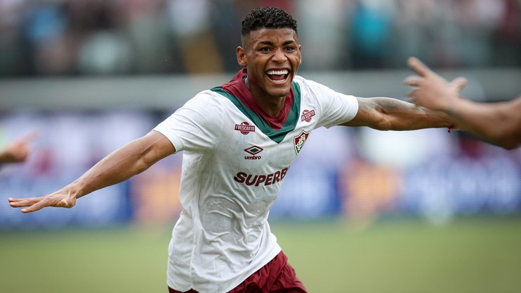 Brasileirão: Fluminense vence Vitória e "salva" Santos do Z4