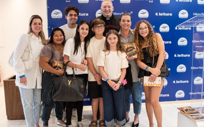 Padre Marcelo Rossi participa de sessão de autógrafos em Brasília