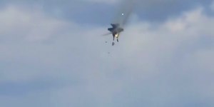 VÍDEO: batida entre jatos interrompe show aéreo nos EUA