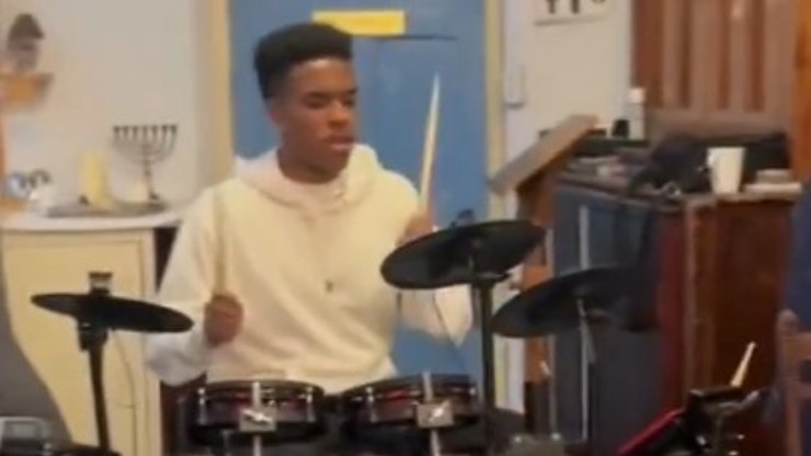 Estêvão aparece tocando bateria em culto em Londres; assista