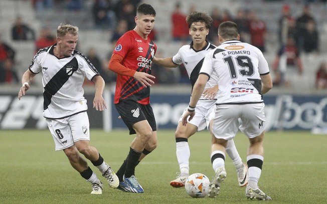 Athletico não sai da forte marcação do Danubio e perde em casa. Mas segue líder do Grupo E da Sula