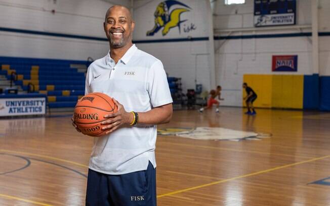 Anderson é técnico do time masculino de basquete da Universidade Fisk. Com o derrame ele perdeu parte da visão