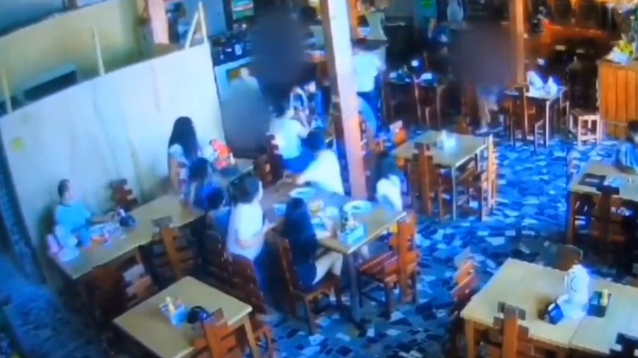 Garçom atacando o vereador e mais dois homens em restaurante do Ceará