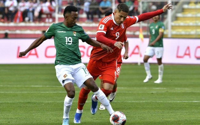 Paolo Guerrero briga pela bola na partida entre Peru e Bolívia pelas Eliminatórias sul-americanas para a Copa do Mundo de 2026, no estádio Hernando Siles, em La Paz, no dia 16 de novembro de 2023.