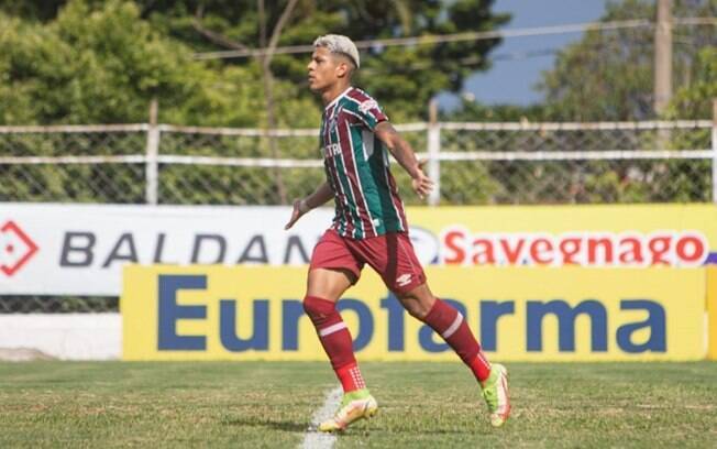 Matheus Martins explica decisão de jogar no Fluminense mesmo de luto pelo avô: 'Representar o clube que sempre me deu apoio'