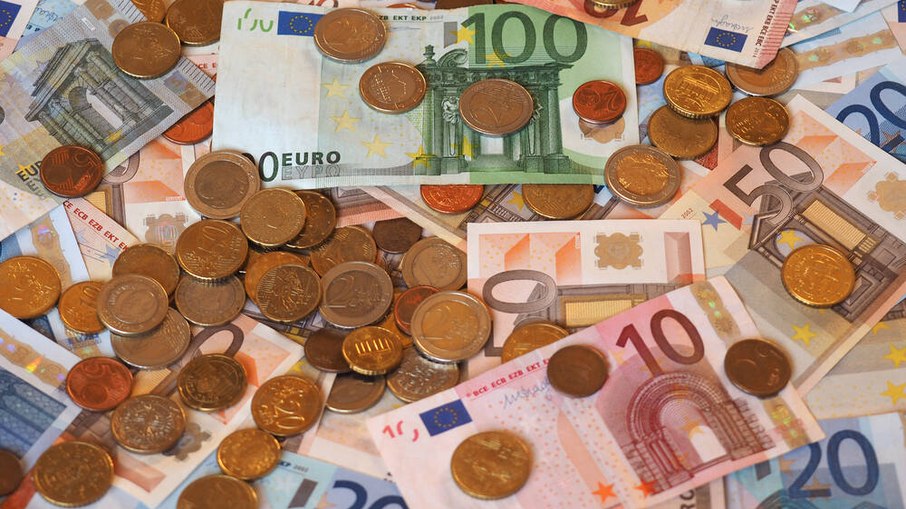 Euro encosta no dólar e atinge menor valor desde 2002; vale a pena?