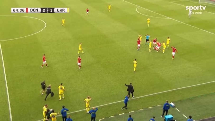 Eriksen caiu em campo durante o amistoso entre Dinamarca e Ucrânia Eriksen caiu em campo durante o amistoso entre Dinamarca e Ucrânia