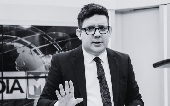 Comunicação em luto: jornalista e colunista Erlan Bastos morre aos 32 anos