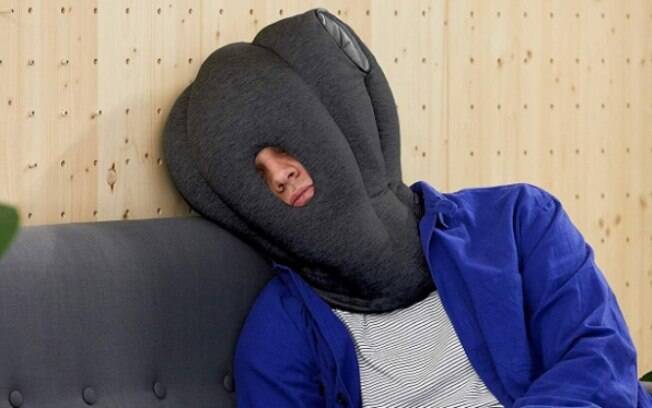Travesseiro de aparência chamativa promete bloquear os sons ao redor e fazer a pessoa dormir melhor e ficar mais calma Travesseiro de aparência chamativa promete bloquear os sons ao redor e fazer a pessoa dormir melhor e ficar mais calma